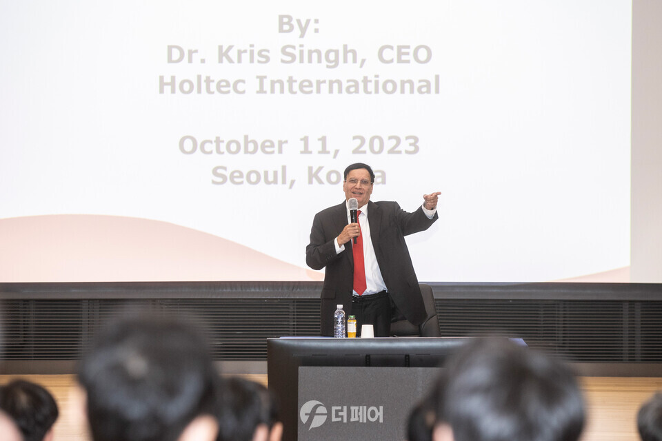 현대건설은 11일(수) 종로구 계동에 위치한 현대사옥에서 현대건설 美 원전 파트너사인 홀텍의 크리스 싱 회장을 초청해 400여명의 관계자들이 모인 가운데 특별 강연을 진행했다. / 사진제공=현대건설