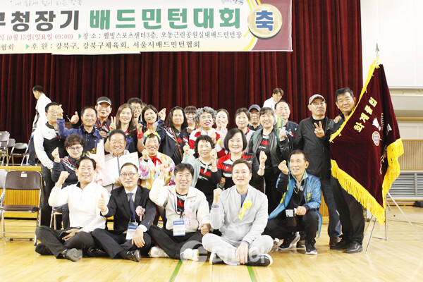 사진 제28회 강북구청장기 배드민턴대회 개회식에 참석한 화계클럽