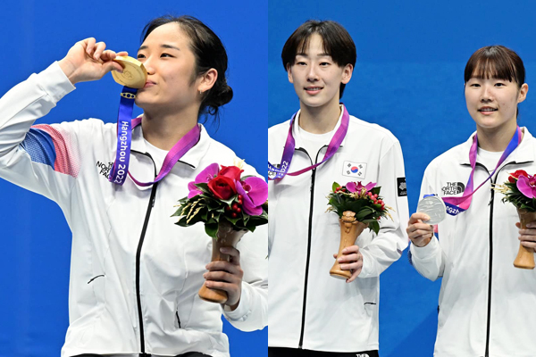 사진 2022 항저우 아시암게임 여자단식 금메달을 딴 안세영(왼쪽)과 여자복식 은메달을 딴 백하나-이소희
