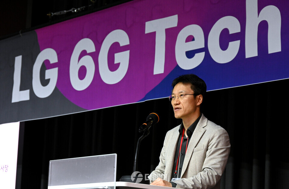 LG전자가 LG유플러스와 함께 국내외 전문가 및 파트너들을 초청한 가운데, 서울 마곡 LG사이언스파크에서 6G 통신분야 R&D 성과를 교류하는 LG 6G 테크 페스타를 열었다. LG전자 CTO(최고기술책임자) 김병훈 부사장이 행사 참석자들에게 환영사를 전하고 있다. / 사진제공=LG전자