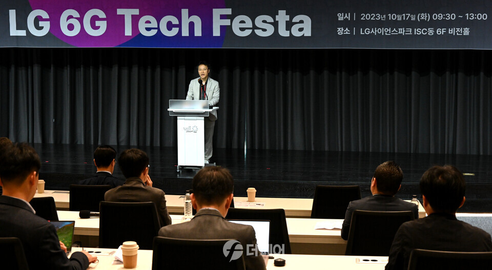 LG전자가 LG유플러스와 함께 국내외 전문가 및 파트너들을 초청한 가운데, 서울 마곡 LG사이언스파크에서 6G 통신분야 R&D 성과를 교류하는 LG 6G 테크 페스타를 열었다. LG전자 CTO(최고기술책임자) 김병훈 부사장이 행사 참석자들에게 환영사를 전하고 있다.