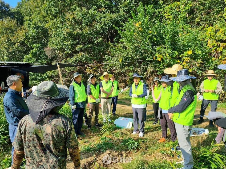 농협 상호금융기획본부가 18일 경기도 안성시에 위치한 고삼농협 관내 농가를 찾아 일손을 보탰다. / 사진제공=농협중앙회