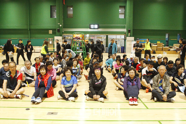 사진 2023 서울특별시 어르신배드민턴대회 개회식에 참가한 어르신 동호인들