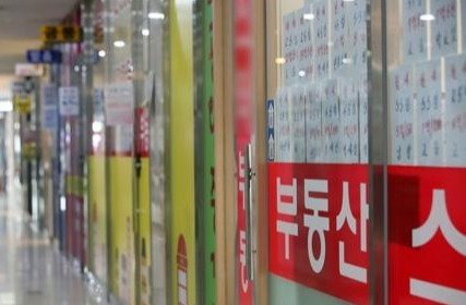 전월세 매물을 홍보 중인 부동산 중개업소 / 사진=연합뉴스