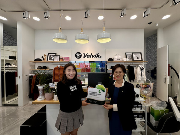 사진제공=초록우산 경북지역본부 / 왼쪽부터 볼빅 포항점 대표 이지홍 후원자, 초록우산 어린이재단 경북지역본부 박정숙 본부장