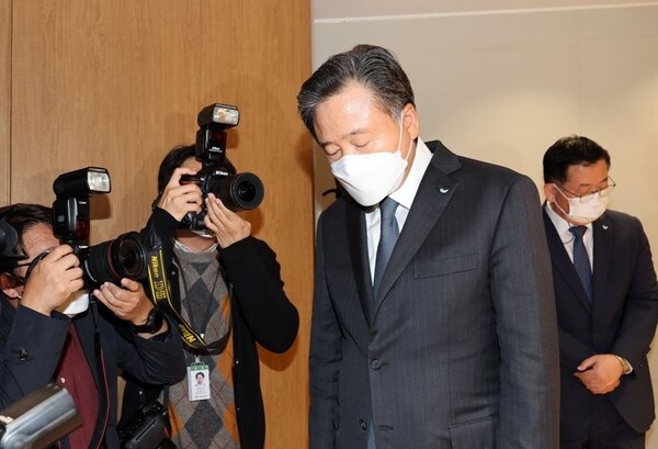 지난해 SPL 직원 사망사고로 대국민 사과 중인 허영인 회장. / 사진= 연합뉴스