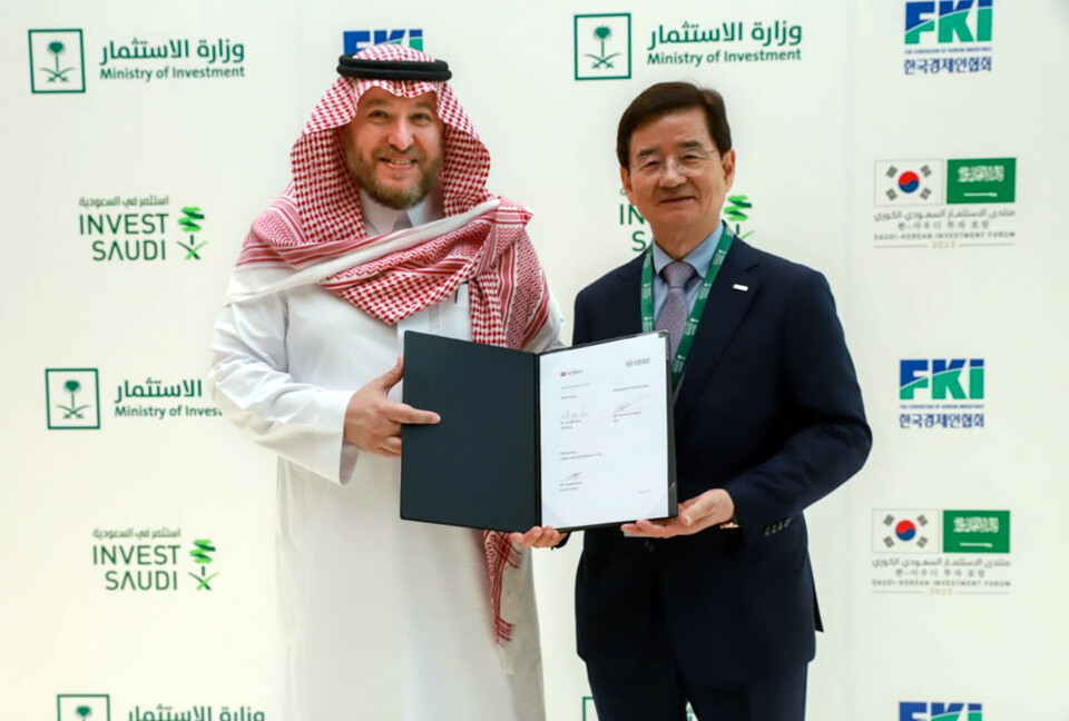 사진제공=호반그룹 / 알-오자이미 그룹과 MOU 체결 기념 사진(왼쪽부터 살렘 모하메드 알 오자이미 알-오자이미 그룹 대표, 김선규 호반그룹 회장)