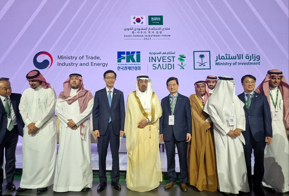 사진제공=호반그룹 / 왼쪽에서 세 번째부터 살렘 모하메드 알 오자이미 알-오자이미 그룹 대표, 산업통상자원부 방문규 장관, 칼리드 알 팔레(Khalid Al Falih) 사우디아라비아 투자부 장관, 김선규 호반그룹 회장