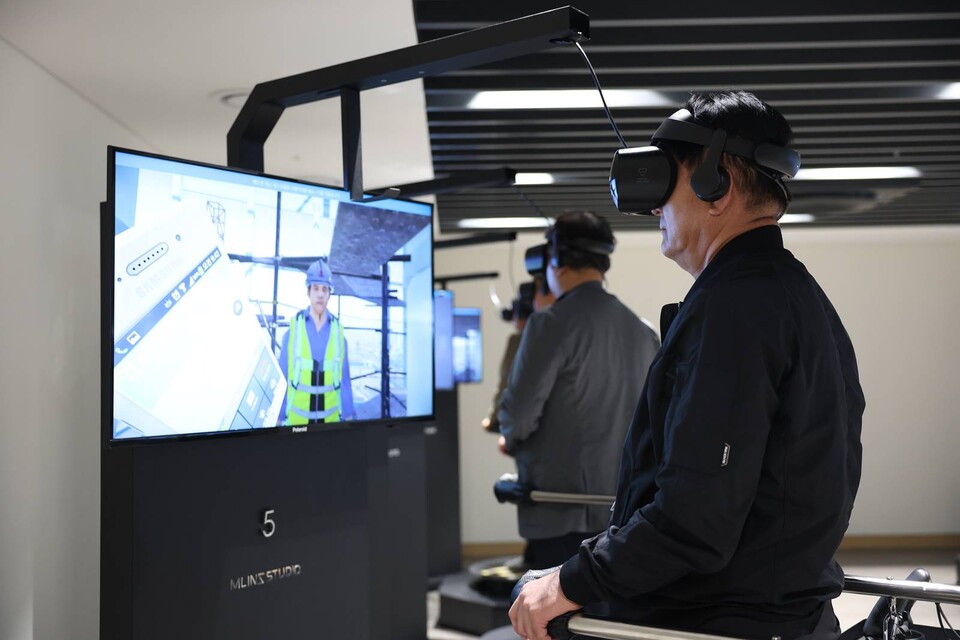 사진제공=롯데건설 / VR을 이용한 안전체험 교육을 진행 중인 파트너사 CEO들