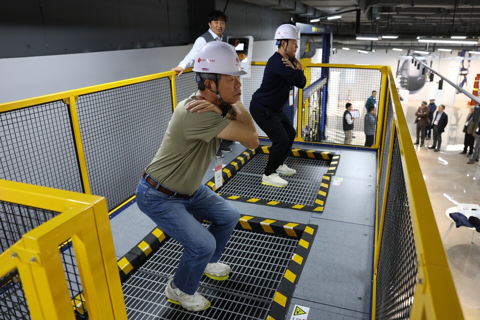 사진제공=롯데건설 / 'Safety ON'에서 안전체험을 진행 중인 파트너사 CEO들