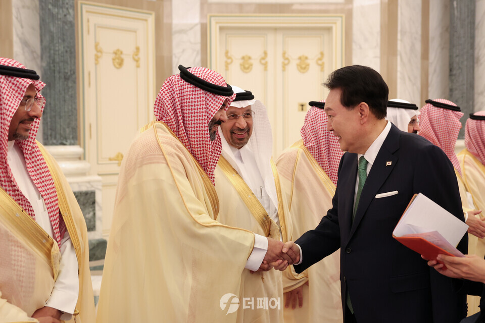윤석열 대통령 사우디아라비아 국빈방문 공식환영식에서 사우디아라비아 인사와 악수를 나누고 있다. / 사진제공=대통령실