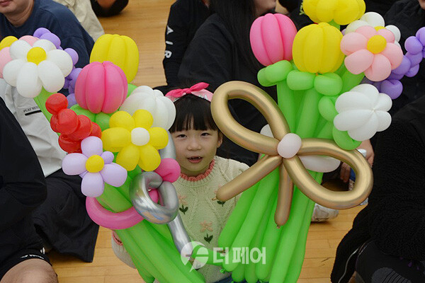 사진 2023 대구광역시 동구청장기 생활체육 배드민턴대회 개회식에 참석한 꼬마 아가씨
