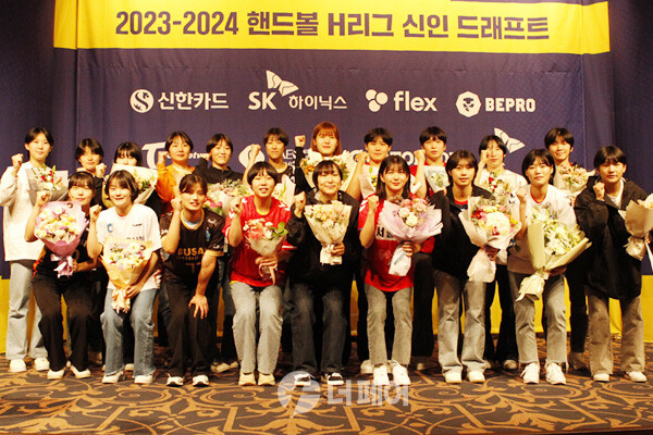 사진 여자 핸드볼 2023-2004 H리그 신인드래프트에서 지명된 20명의 선수들