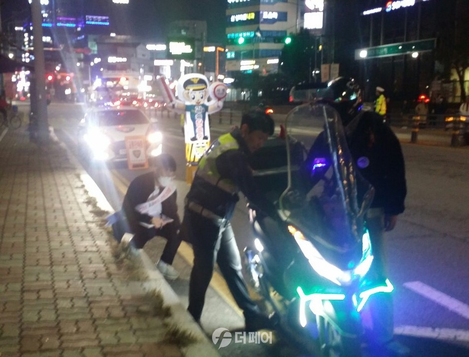 의정부시, 불법 이륜차 야간 합동단속 모습 / 사진제공=의정부시