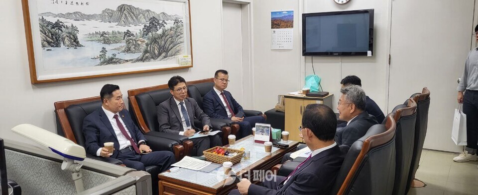 범국민 추진위원회 청원서 국방부에 전달 / 사진제공=김회재 의원실