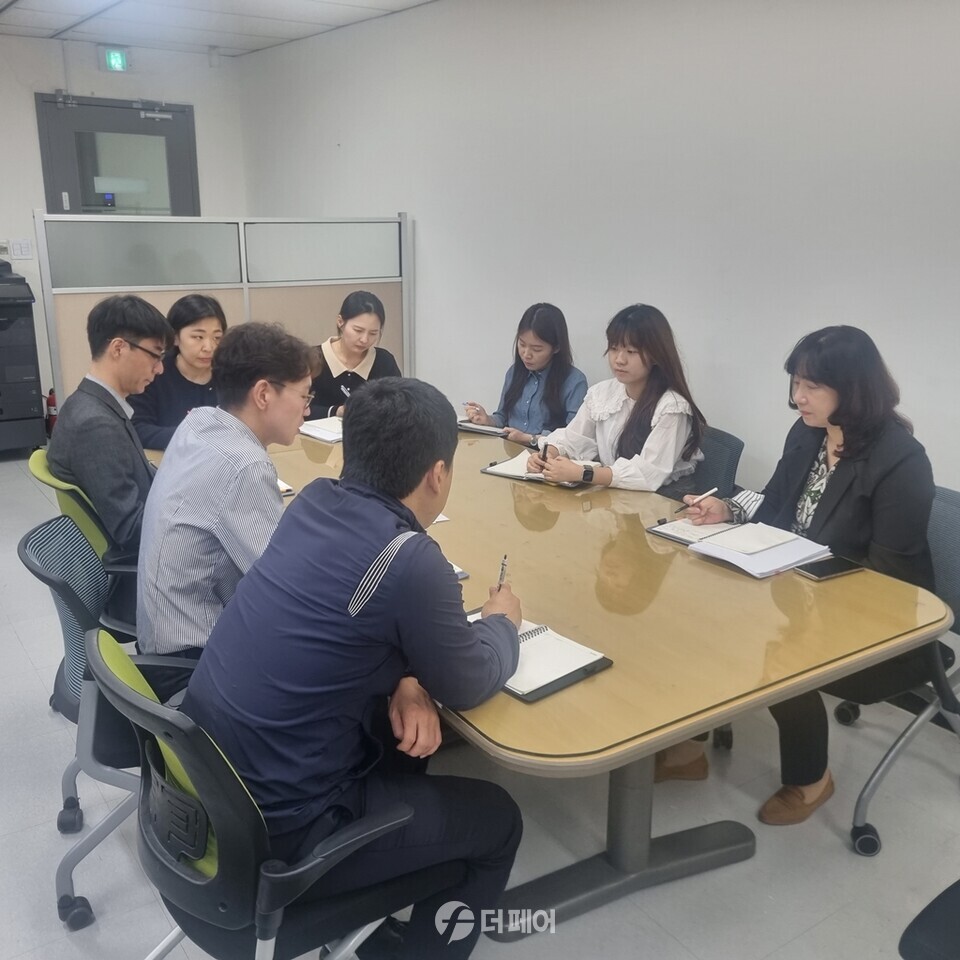 의정부시 재정위기특별대책추진단이 진행하는 건전재정 아이디어 뱅크 회의 모습. / 사진제공=의정부시