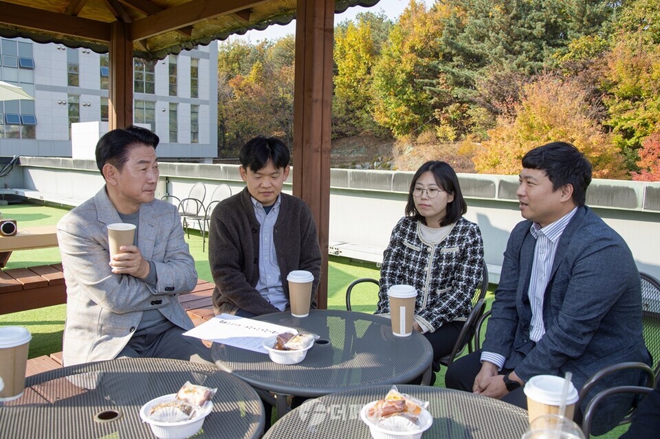 김동근 의정부시장이 '카페 무지개' 시간을 통해 직원들과 소통의 시간을 갖고 있다. / 사진제공=의정부시