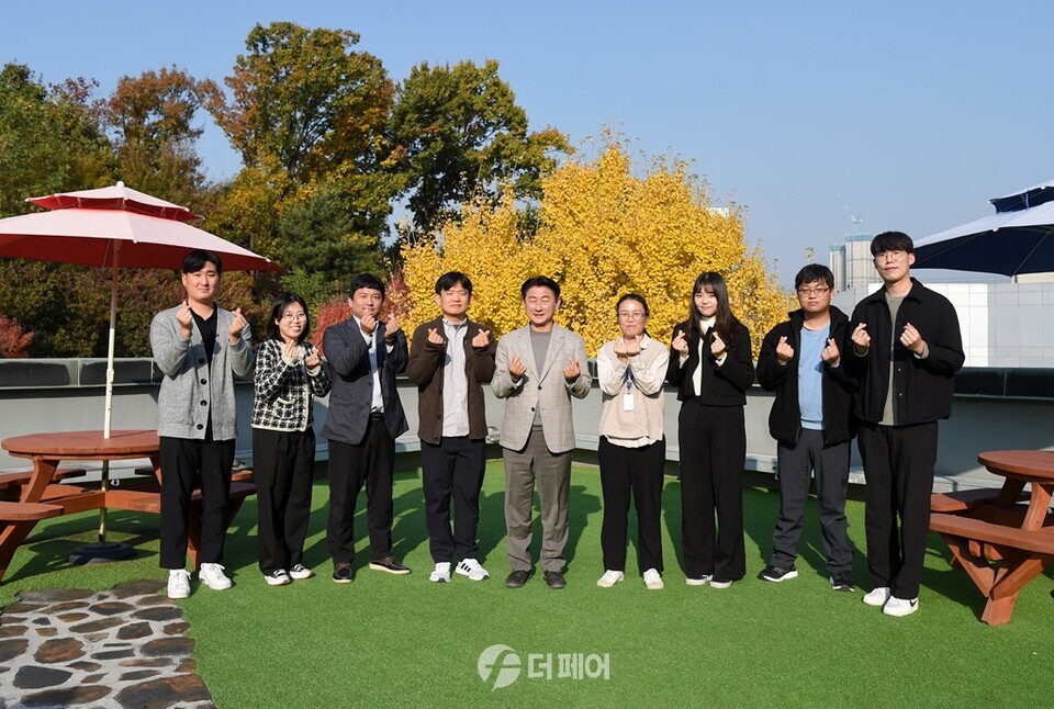 김동근 의정부시장이 '카페 무지개' 시간을 통해 직원들과 소통의 시간을 갖고 있다. / 사진제공=의정부시