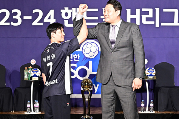 사진 두산 윤경신 감독(오른쪽)과 이한솔 선수, 한국핸드볼연맹