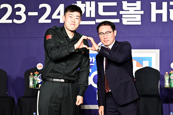 사진 상무피닉스 조영신 감독(오른쪽)과 연민모 선수, 한국핸드볼연맹