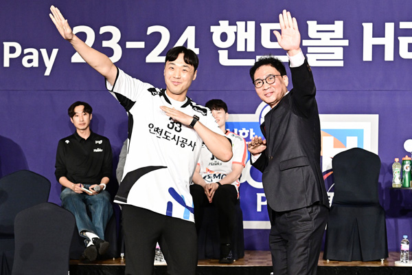 사진 인천도시공사 정강욱 감독(오른쪽)과 하민호 선수, 한국핸드볼연맹
