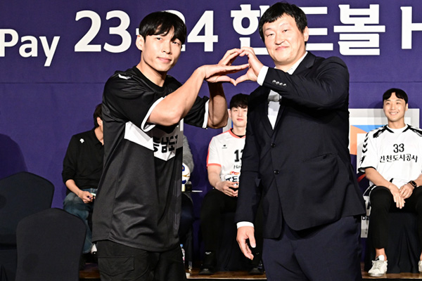사진 충남도청 박경석 감독(오른쪽)과 남성욱 선수, 한국핸드볼연맹