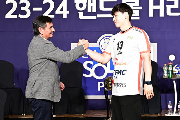 사진 SK호크스 누노 알바레즈 감독(왼쪽)과 이현식 선수, 한국핸드볼연맹