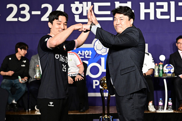 사진 하남시청 백원철 감독(오른쪽)과 김지훈 선수, 한국핸드볼연맹