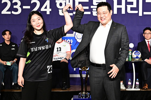 사진 경남개발공사 김현창 감독(오른쪽)과 허유진 선수, 한국핸드볼연맹