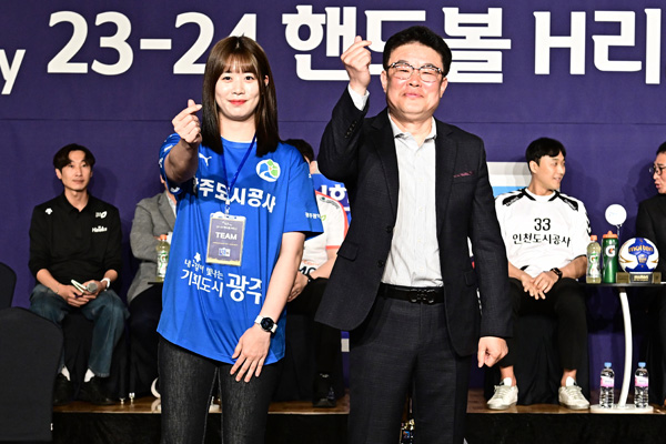 사진 광주도시공사 오세일 감독(오른쪽)과 김금순 선수, 한국핸드볼연맹