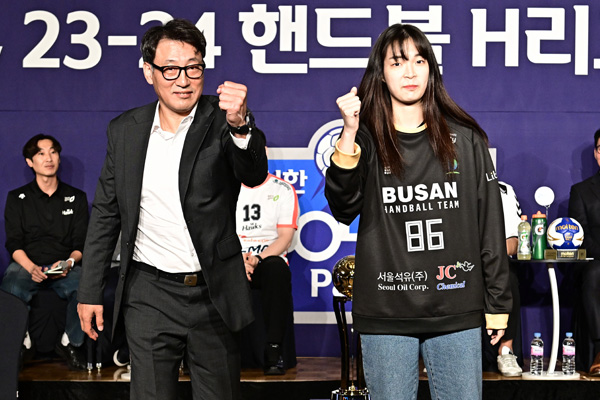 사진 부산시설공단 강재원 감독(왼쪽)과 김수연 선수, 한국핸드볼연맹