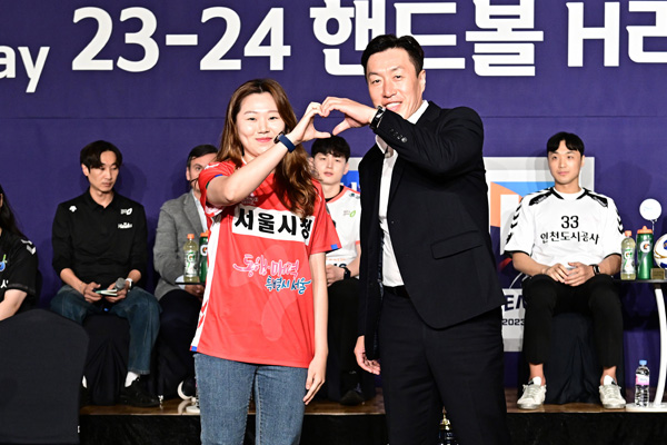 사진 서울시청 정연호 감독(오른쪽)과 송지영 선수, 한국핸드볼연맹