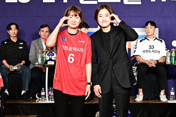 사진 인천광역시청 문필희 감독(오른쪽)과 이효진 선수, 한국핸드볼연맹