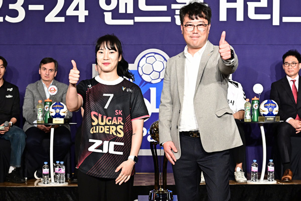 사진 SK 슈가글라이더즈 김경진 감독(오른쪽)과 김수정 선수, 한국핸드볼연맹