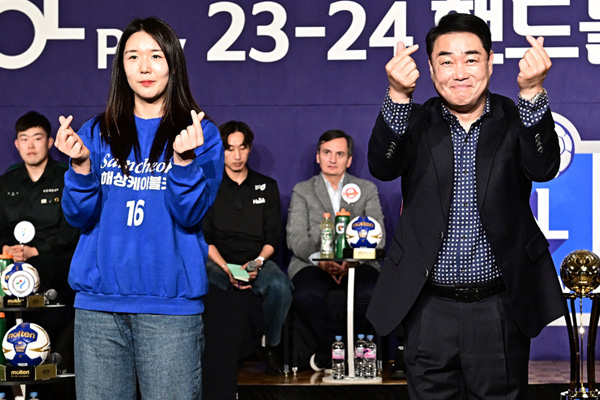 사진 삼척시청 이계청 감독(오른쪽)과 박새영 선수, 한국핸드볼연맹