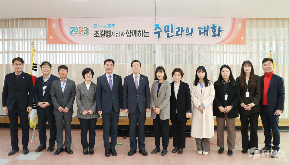 (왼쪽5번째)조호연 달천동장 후배 사랑 실천 / 사진제공=충주시