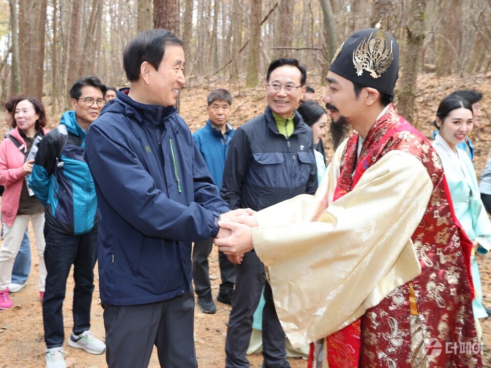 '하늘재 마의태자 길을 걷다' 행사 중 조길형 충주시장이 행사 관계자를 격려하고 있다. / 사진제공=충주시