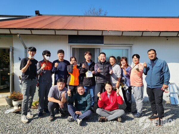 충주버팀목봉사단 주거취약계층 환경개선 선행 / 사진제공=충주시