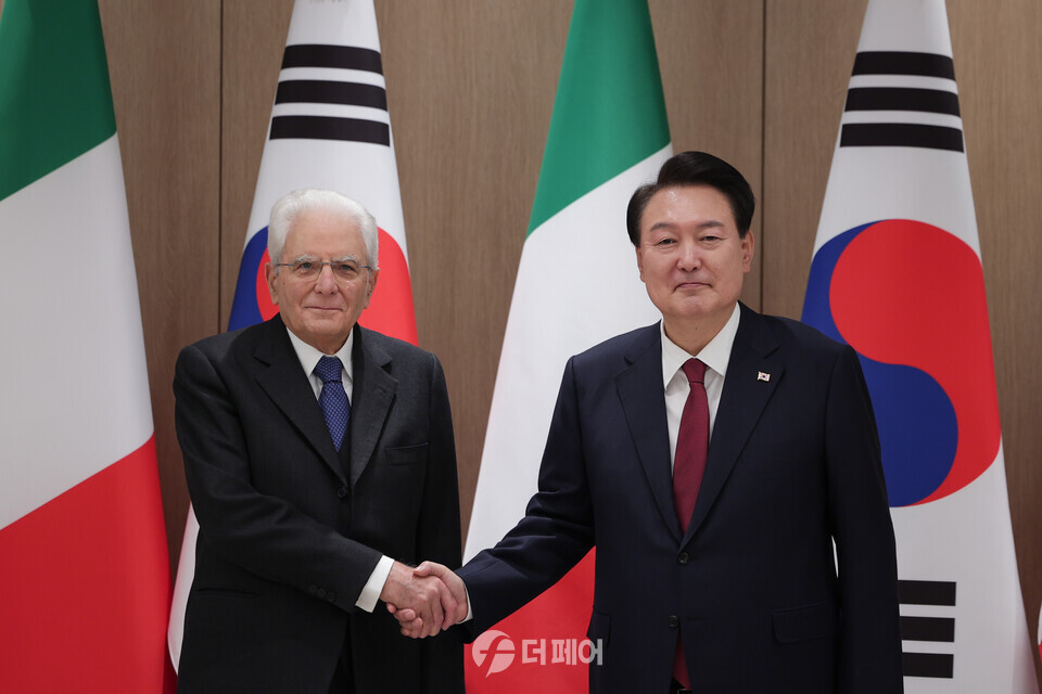 윤석열 대통령과 이탈리아 세르지오 마타렐라 대통령이 지난 8일 정상회담을 갖고 악수를 나누고 있다 / 사진제공=대통령실