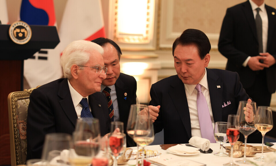 윤석열 대통령이 8일 청와대 영빈관에서 열린 세르지오 마타렐라 이탈리아 대통령 환영 공식 만찬에서 마타렐라 대통령과 이야기를 나누고 있다. / 사진제공=대통령실