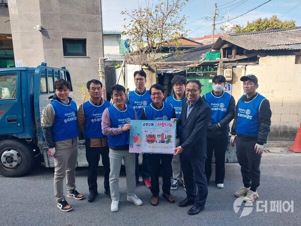 충주로 로타리클럽 사랑의 김장나눔 실천 / 사진제공=충주시