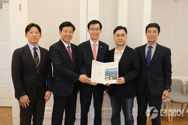 (왼쪽부터) 박병훈 군의원, 박범인 금산군수, 방문규 산업자원부 장관, 김종민 국회의원, 정옥균 군의원 / 사진제공=김종민 의원실