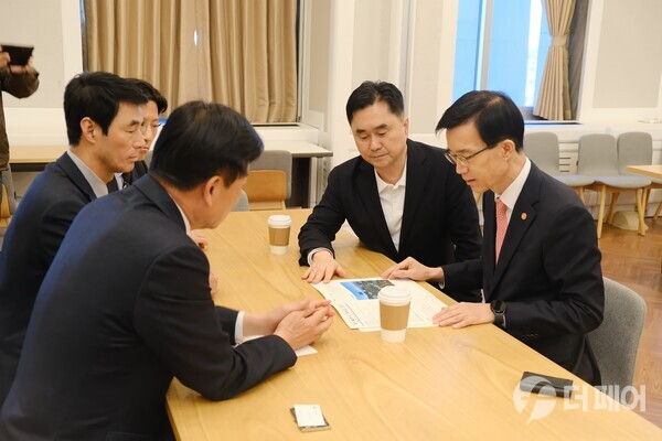 양수발전소 유치를 위해 검토중인 모습 / 사진제공=김종민 의원실