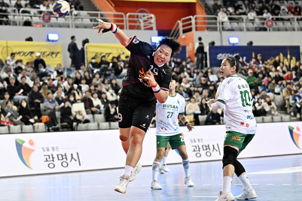 사진 강은혜가 상대 수비를 따돌리고 슛을 날리고 있다, 한국핸드볼연맹