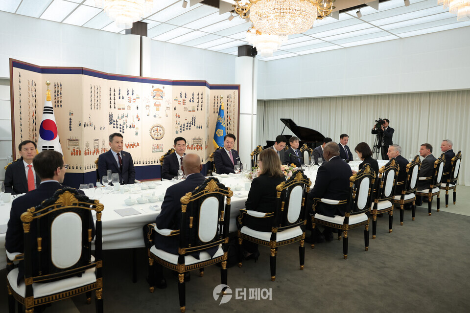 윤석열 대통령이 12일 한미안보협의회의(SCM) 미측 대표단을 격려하며 만찬을 함께했다. / 사진제공=대통령실