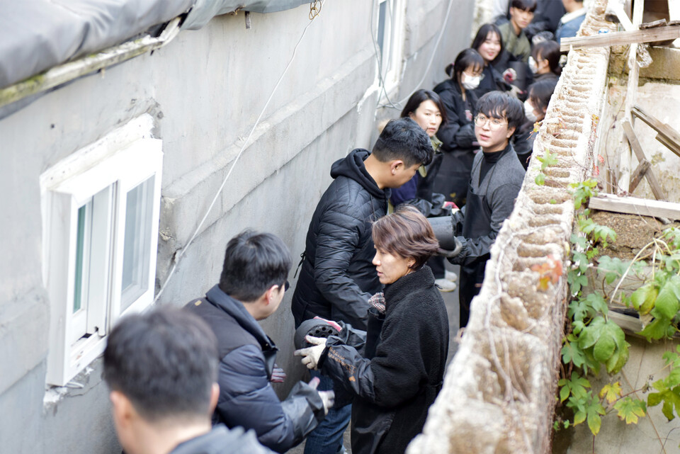 사진제공=하나투어 / 하나투어 송미선 대표가 임직원들과 함께 연탄 나눔 봉사활동을 하고 있다.