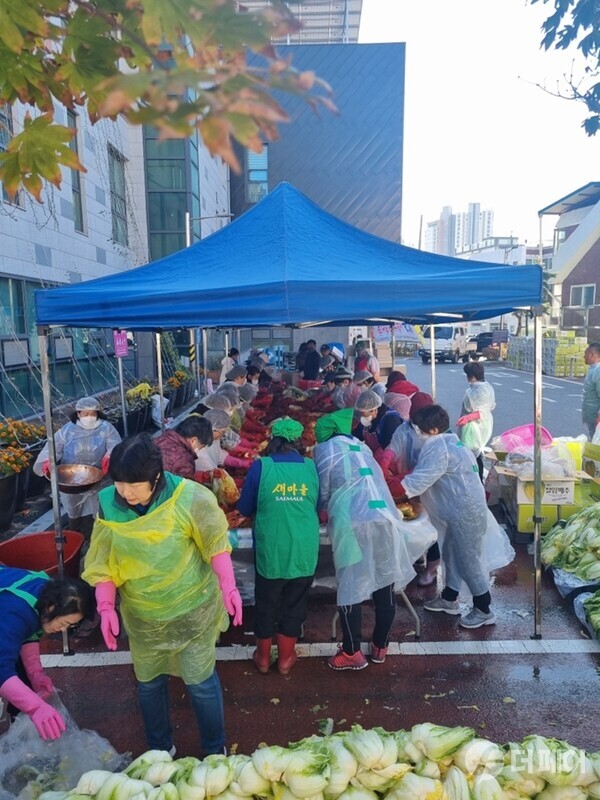 새마을부녀회, 김장 나눔으로 100일간 사랑릴레이 동참 / 사진제공=의정부시