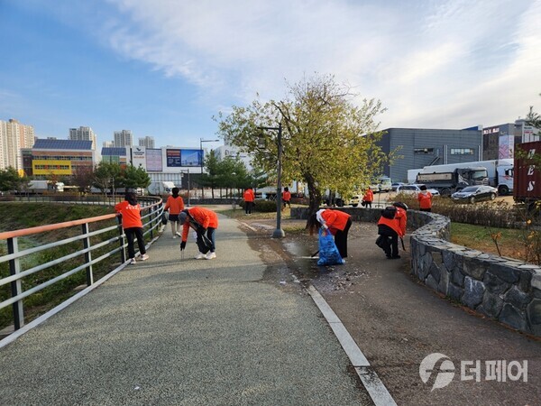 자치민원과 송산3동 주민자치회, 깨끗한 송산3동 만들기. 정화활동하는 모습 / 사진제공=의정부시