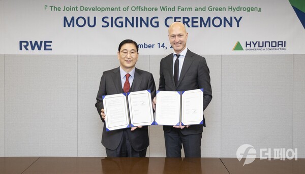 지난 14일 서울 종로구 현대건설 계동사옥에서 현대건설 윤영준 사장(왼쪽)과 RWE 스벤 우테르묄렌 CEO(오른쪽)가 해상풍력발전 및 그린수소사업 공동개발 협력에 관한 업무협약을 체결한 후 기념사진을 촬영하고 있다. / 사진제공=현대건설