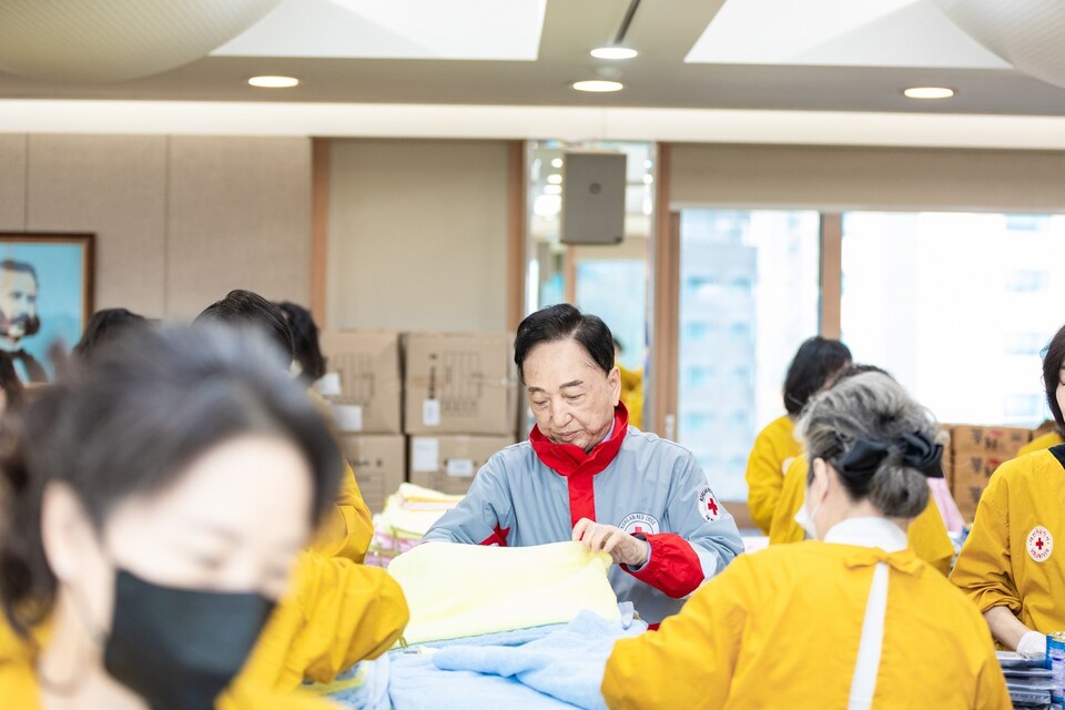 사진제공=대한적십자사 / 김철수 대한적십자사 회장이 15일 오전 10시, 서울 중구 적십자 서울사무소 4층 앙리뒤낭홀에서 취약계층 어르신 가구에 전달할 사랑의 선물을 제작하고 있다.